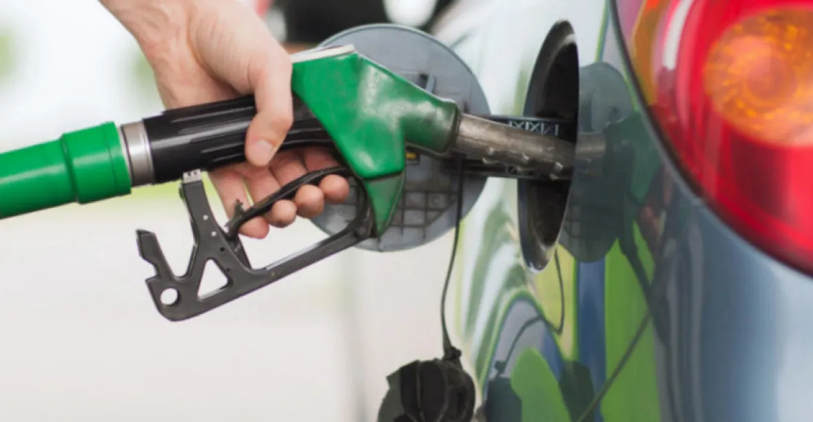 Nůžky mezi cenami benzinu a nafty se rozevírají, rozdíl už je historicky mimořádný