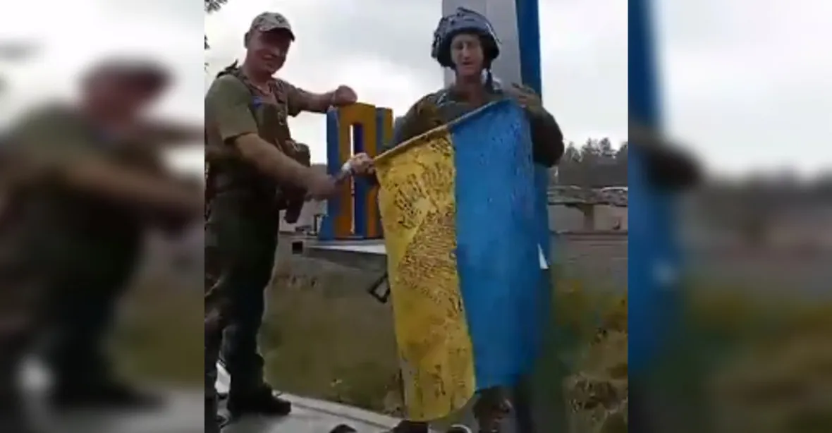 VIDEO: V Lymanu opět vlaje ukrajinská vlajka. Ruští vojáci se stáhli, oznámil Kreml