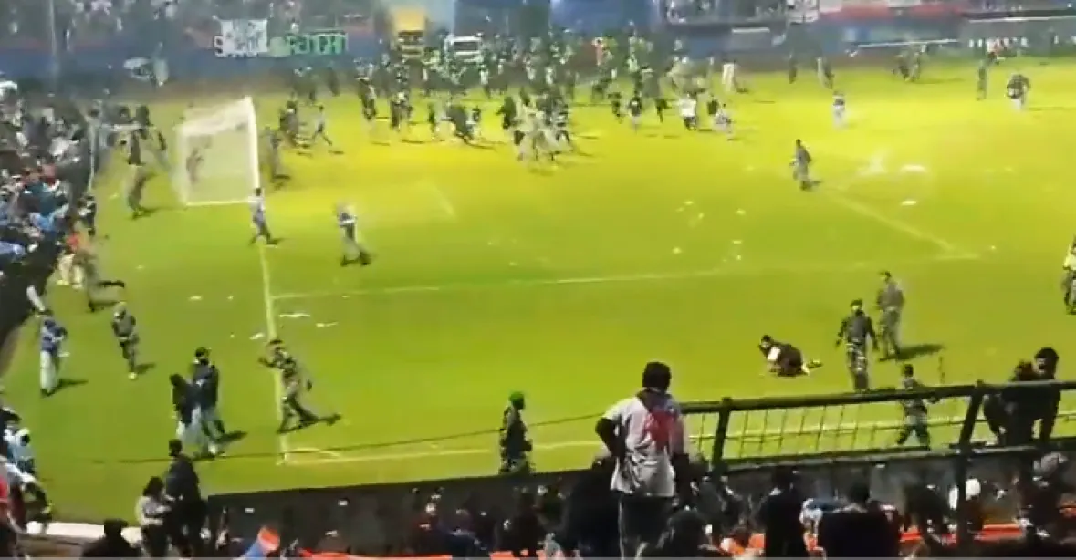 VIDEO: Nejméně 125 mrtvých při chaosu na fotbale. Proti fanouškům zasáhla policie