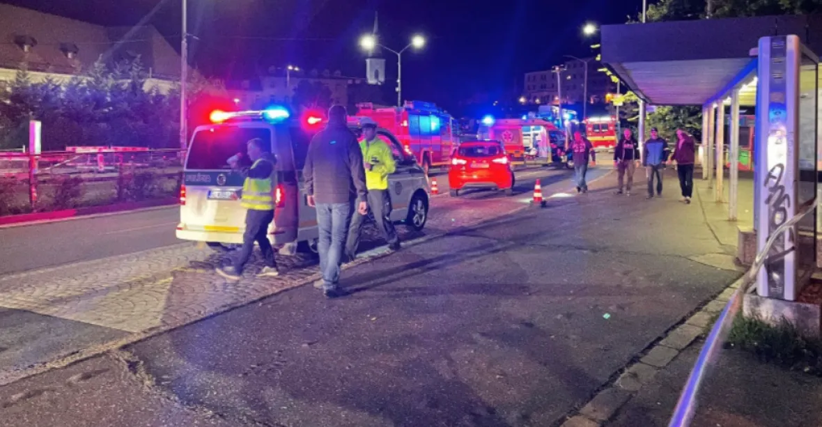 Opilý řidič vjel v Bratislavě na zastávku MHD, zabil čtyři lidi, další jsou v kritickém stavu