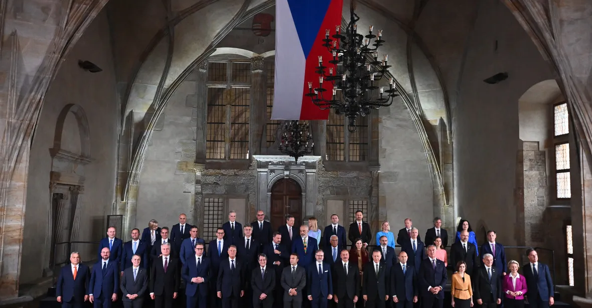 OBRAZEM: Praha hostí evropský summit, na Hradě se sešla politická elita