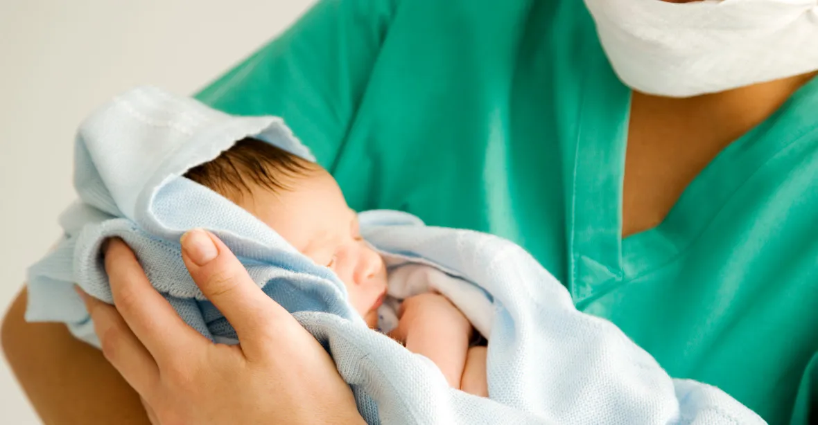 Zdravotní sestra čelí obvinění z otravy několik novorozenců