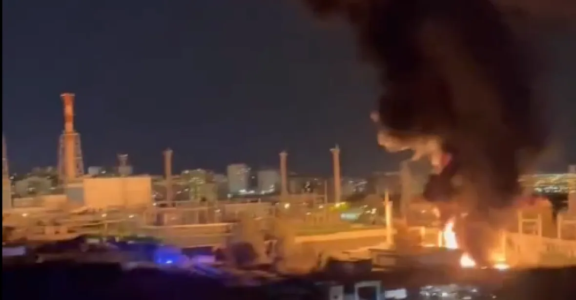 Ruský Belgorod v plamenech. Po požáru v elektrárně zůstal bez proudu