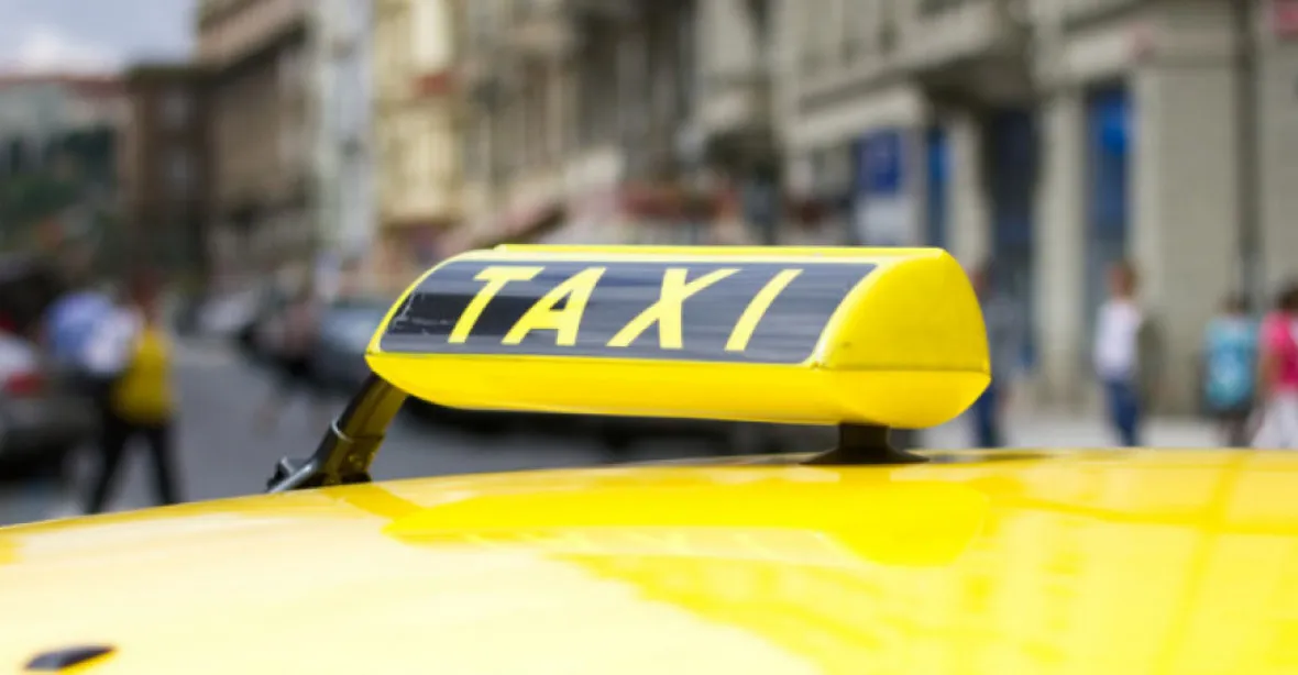 Za 5,5 kilometru chtěl taxikář v Praze 7100 korun. Zabavili mu doklady i auto