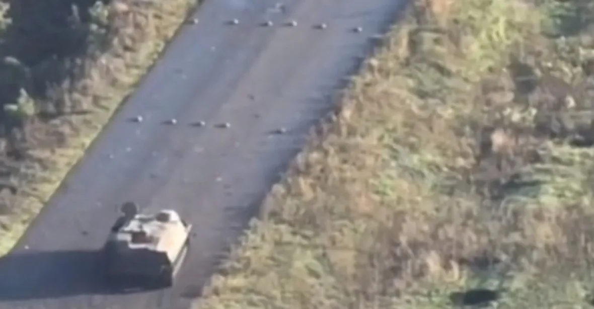 VIDEO: Ruský obrněný vůz vjel přímo do minového pole na silnici