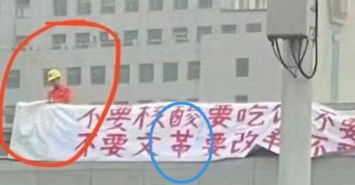 Nový čínský hrdina: statečný muž protestoval na mostě. Odvezli ho neznámo kam
