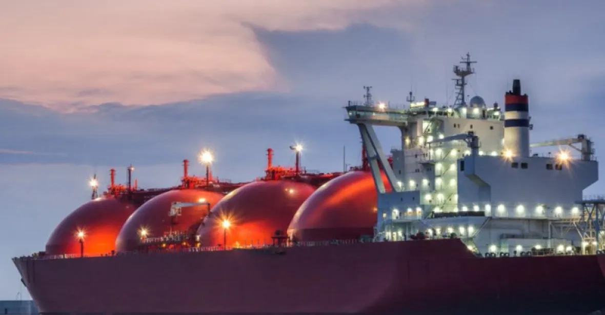 Desítky tankerů s LNG krouží kolem přístavů. V Evropě je pro ně málo terminálů