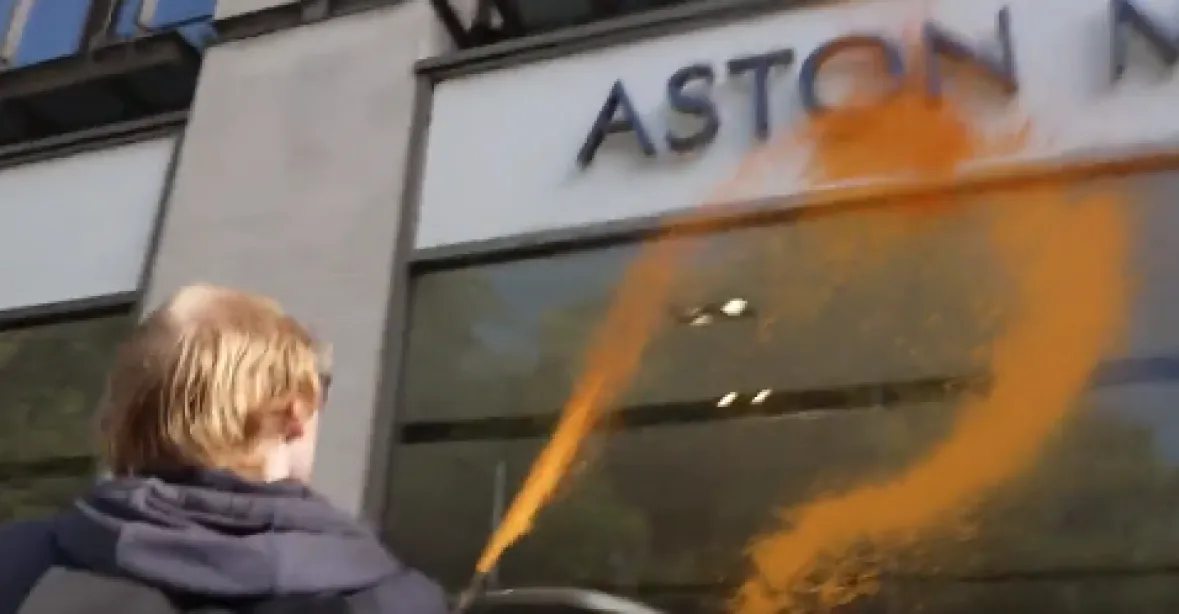Aktivisté postříkali showroom Aston Martin oranžovou barvou a zastavili dopravu