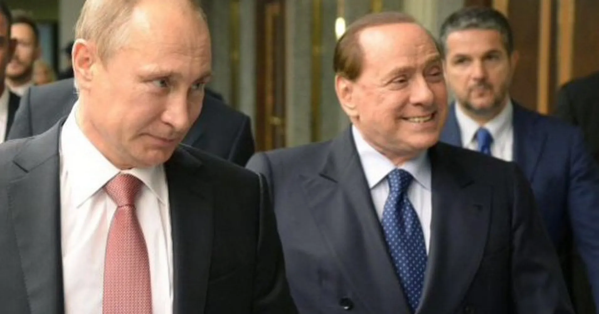 Berlusconi ha fatto arrabbiare ancora una volta l’Italia.  Avrebbe dovuto scambiare lettere e regali “dolci” con Putin