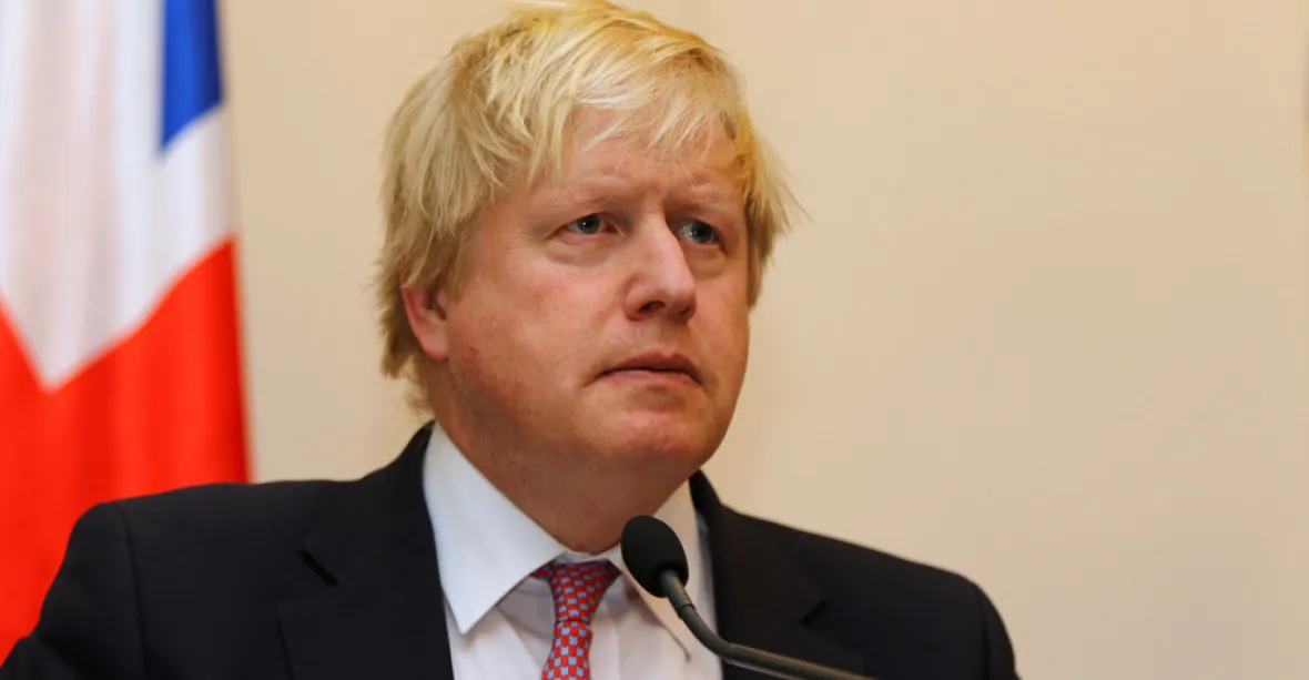 Boris Johnson má volnou cestu zpět do čela vlády. Vážně se tím zabývá