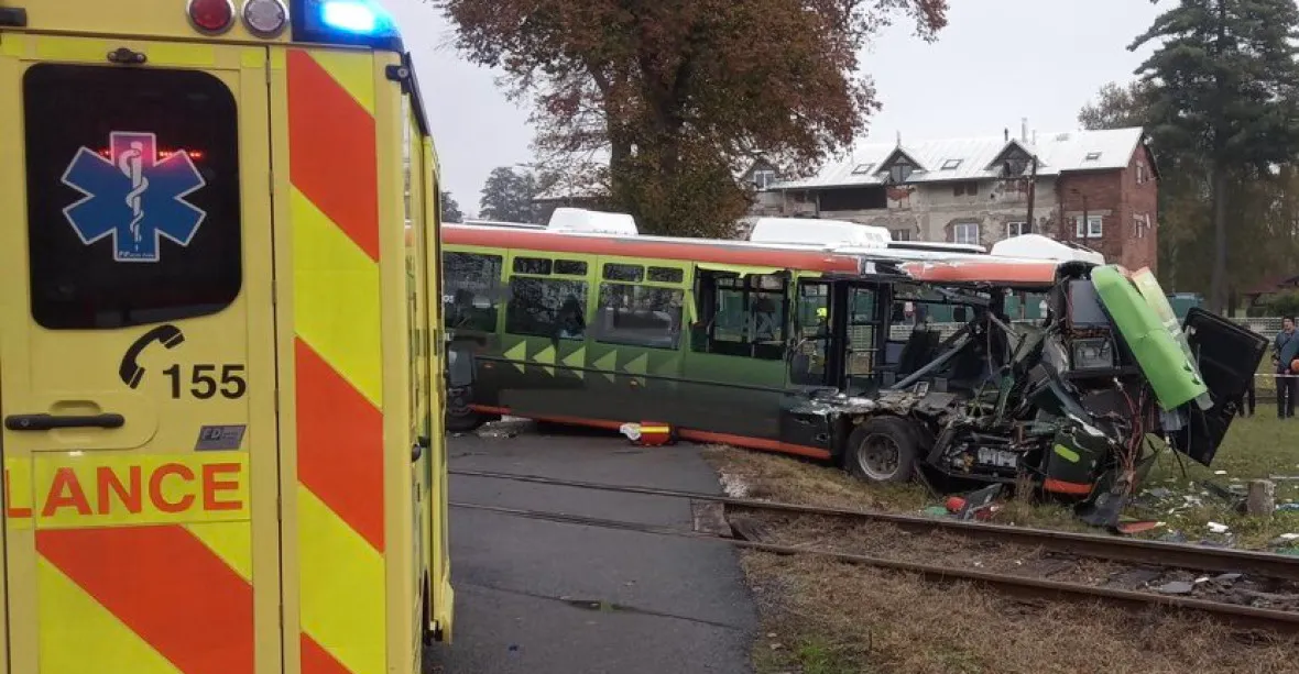 Autobus vjel ve Vrchlabí na přejezd, když projížděl vlak. Na místě byli zranění
