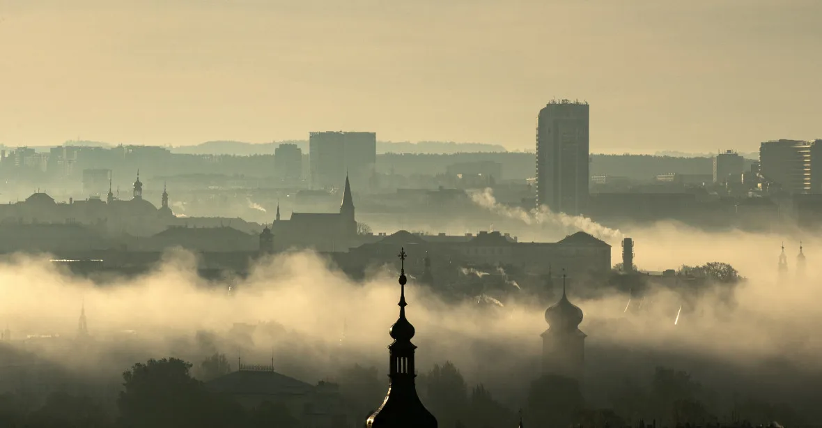 FOTOGALERIE: Nedělní Praha v mlze. Objevit by se měla i v příštím týdnu