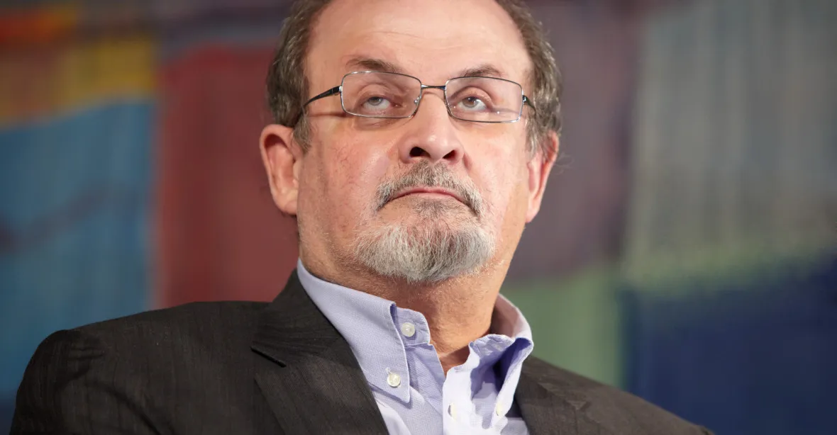 Spisovatel Rushdie po útoku nevidí na jedno oko.Kvůli poraněným nervům nemůže používat ruku