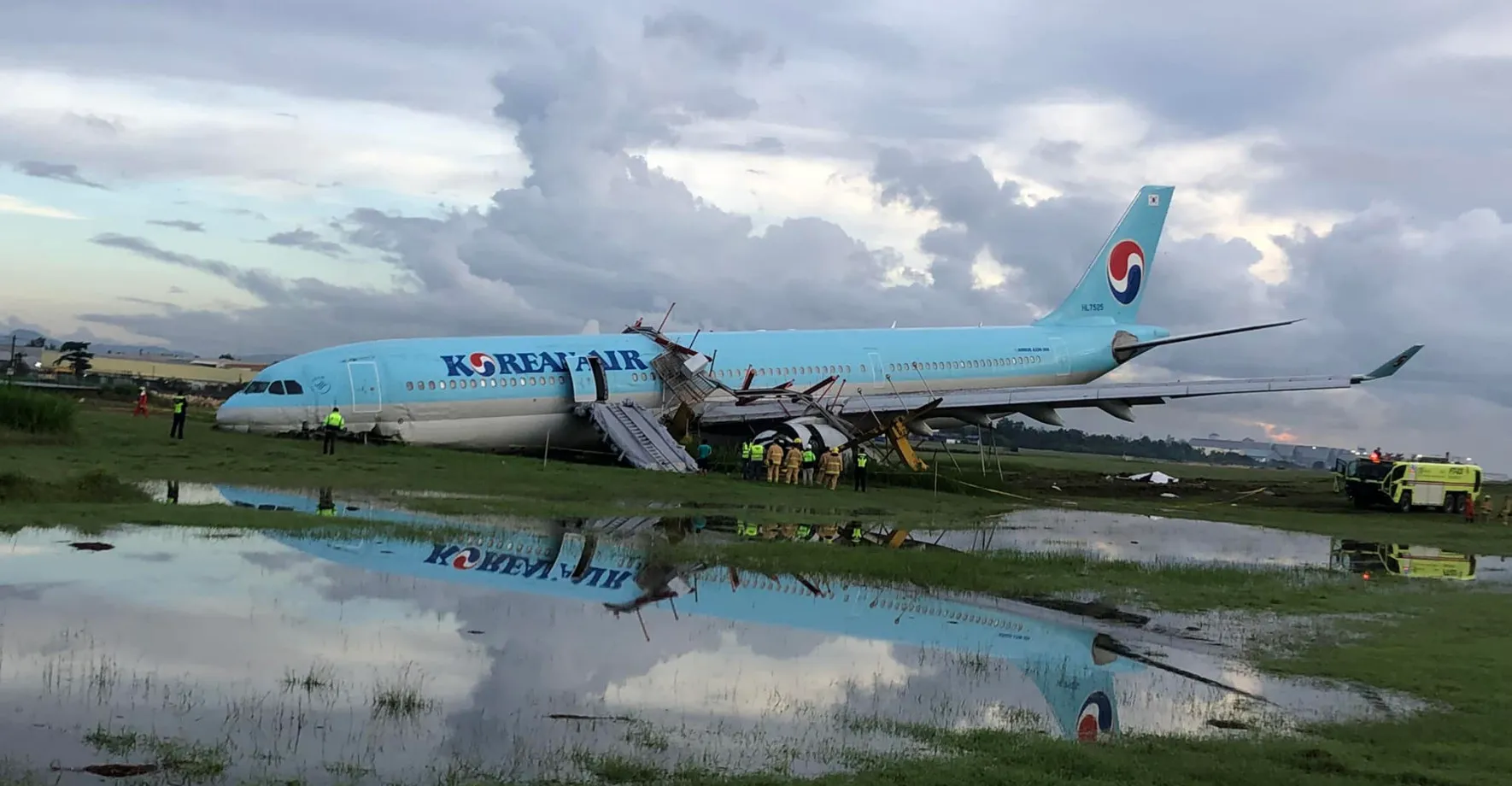 Letadlo Korean Air sjelo při přistávání z ranveje. Přední část je zcela zničená