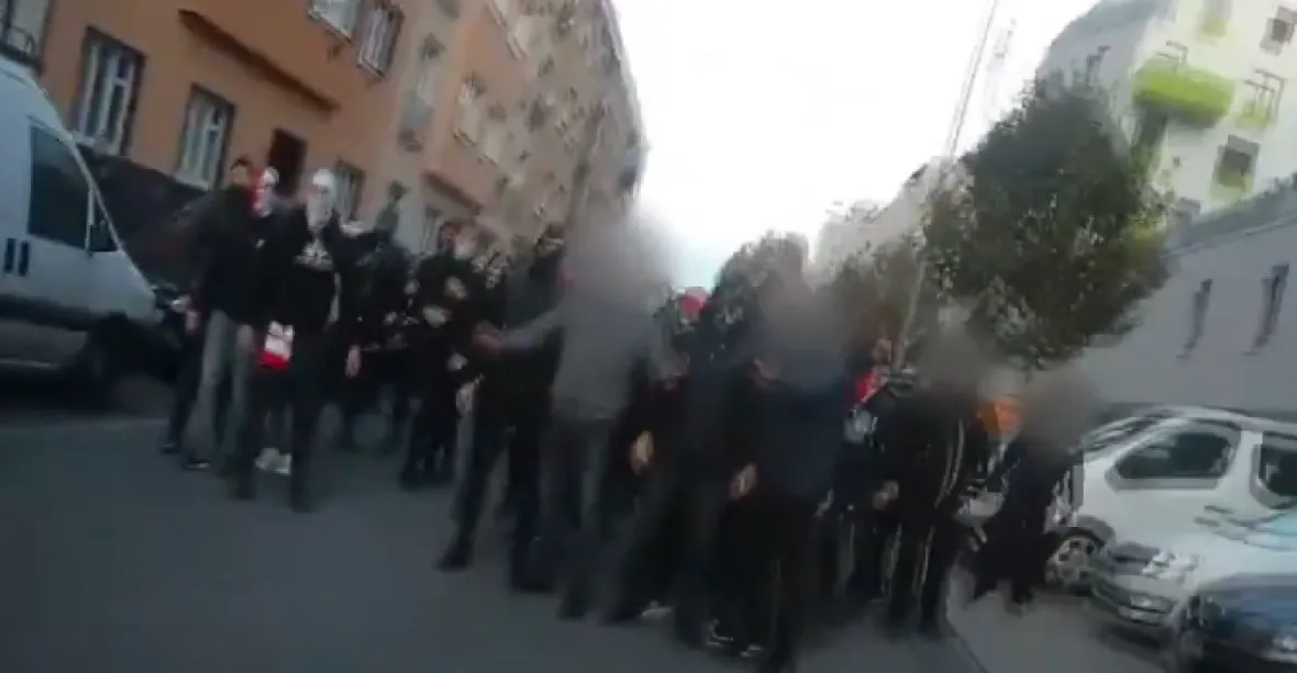 VIDEO: Policie použila proti fanouškům před derby gumové projektily a slzný plyn
