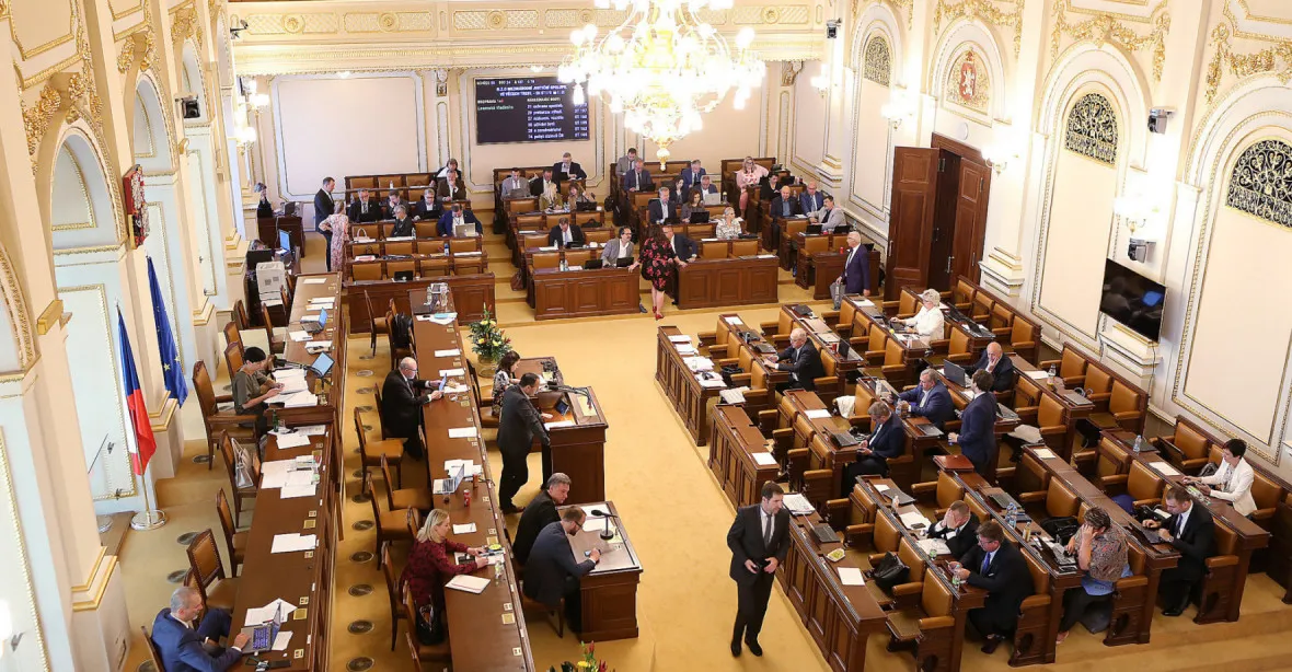 Sněmovna schválila parametry rozpočtu. Stanjura chce v příštím roce snižovat schodek