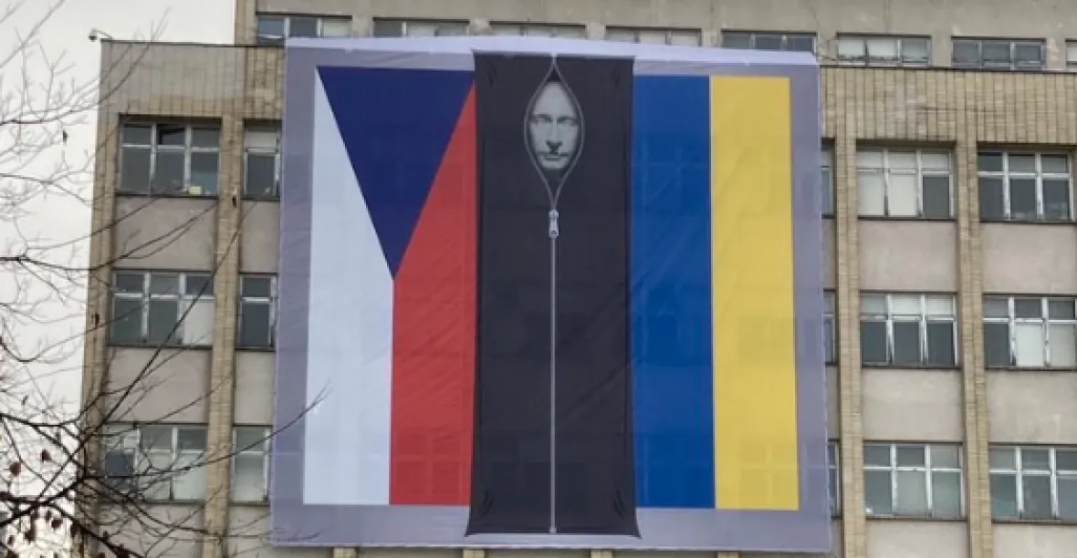 Putin visí v černém fusaku na mrtvoly na vnitru. Nová umělecká instalace ministra Rakušana