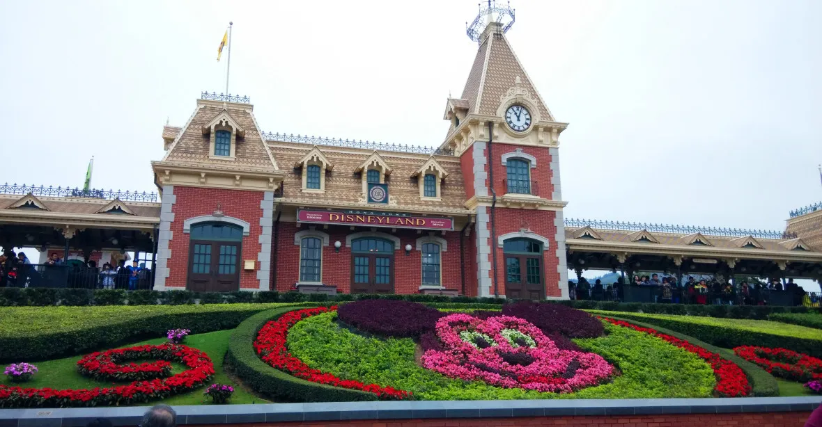 Čína zavřela kvůli covidu Disneyland i s návštěvníky. Ven mohou jen lidé s negativním testem