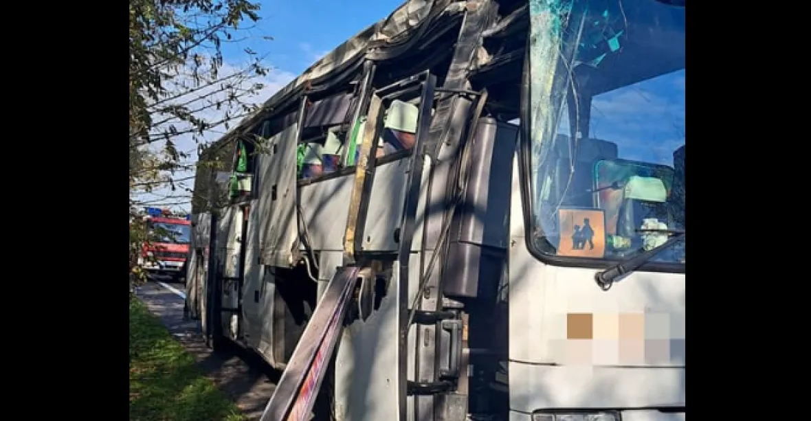 Na Slovensku havaroval autobus s českými turisty. Hasiči hlásí 9 zraněných