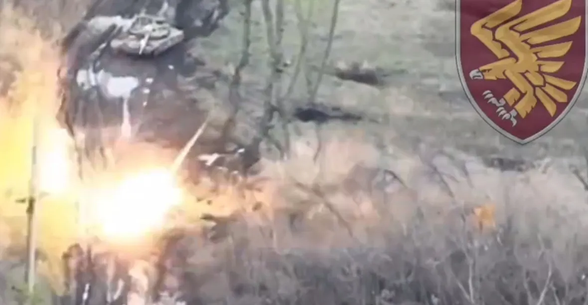 VIDEO: Výsadkář sám proti tanku. Rusko přichází až o 40 obrněnců denně