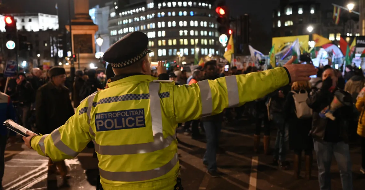 „Británie je zlomená.“ Tisíce Britů vyšly do ulic kvůli drahotě a novým volbám