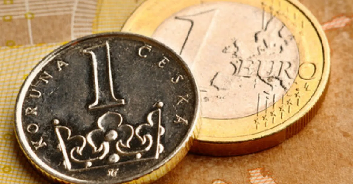 Koruna posílila, zpevnila vůči euru i dolaru