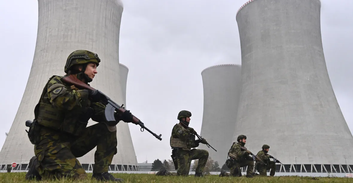 GALERIE: Zbraně v Dukovanech. Vojáci nacvičovali obranu jaderné elektrárny