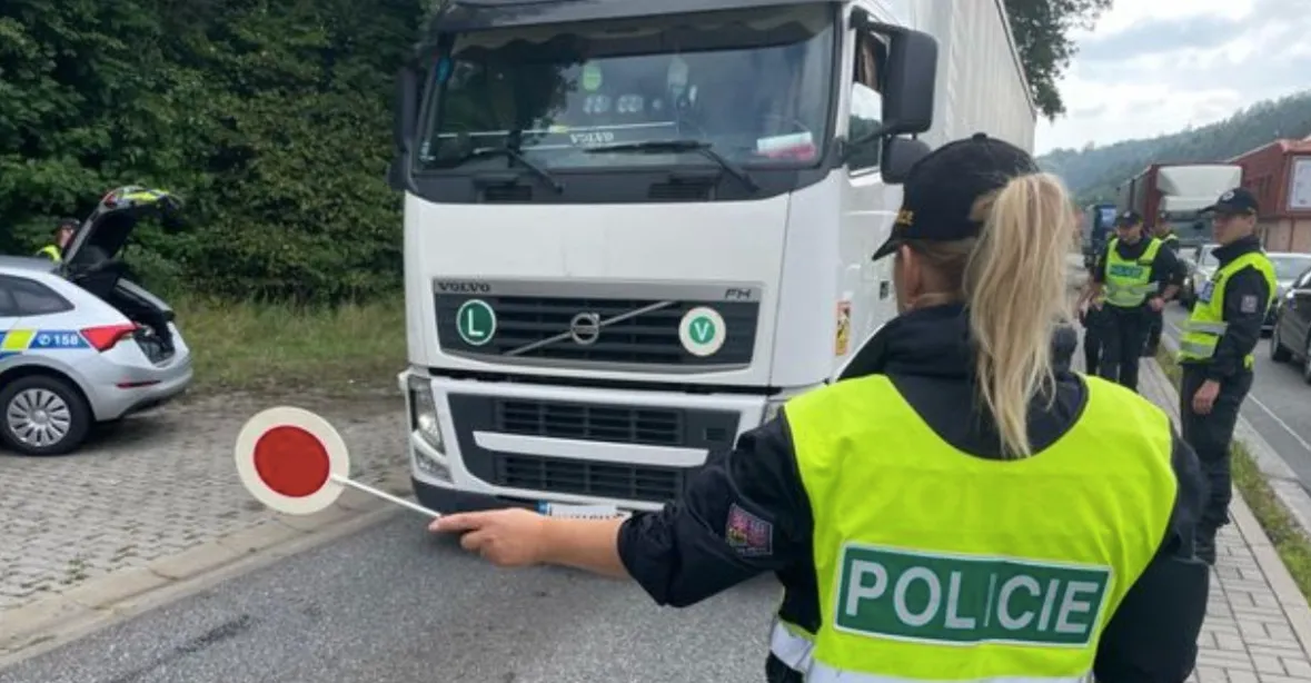 Policie teď kontroluje kvůli migrantům každý kamion. Češi a Slováci budou spolupracovat