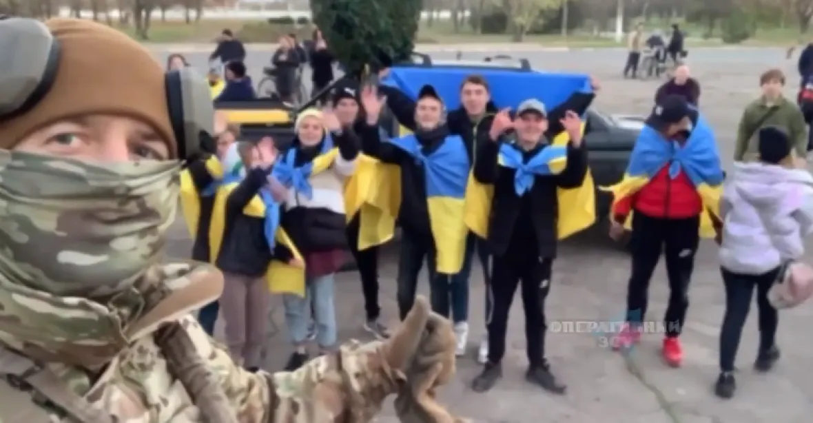 VIDEO: Ukrajinské jednotky vstupují do Chersonu, lidé vyšli do ulic