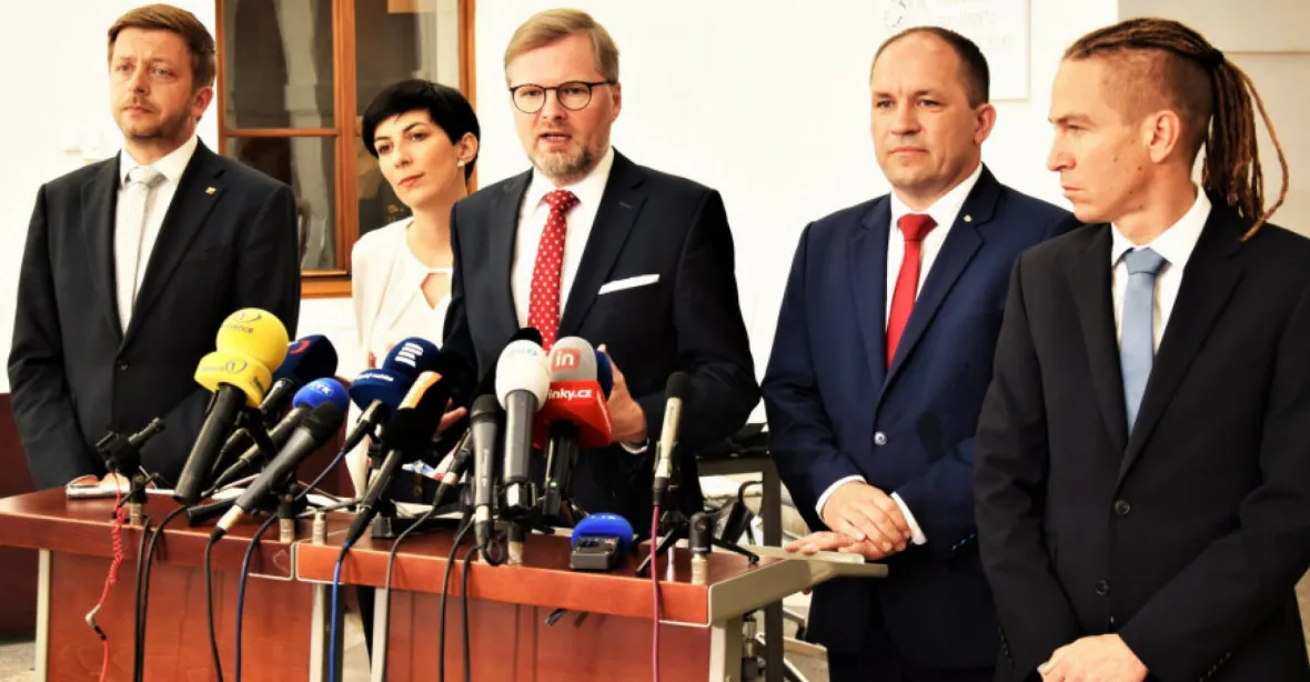 Špičky vládní koalice se zdráhají vytlouct z Prahy pirátský klín