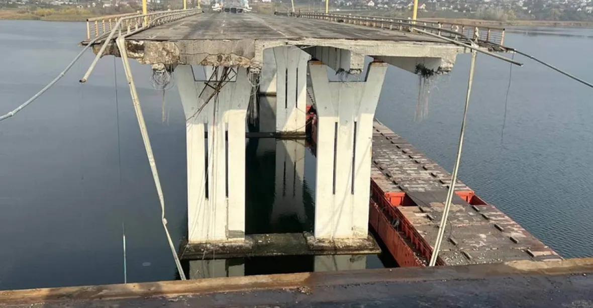 Strategický most přes Dněpr vyhodili Rusové, píše Komsomolská pravda