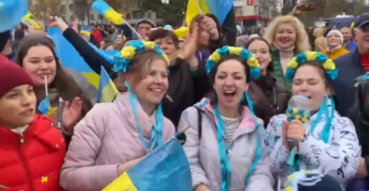 VIDEO: Ukrajinci v ulicích Chersonu dál slaví osvobození