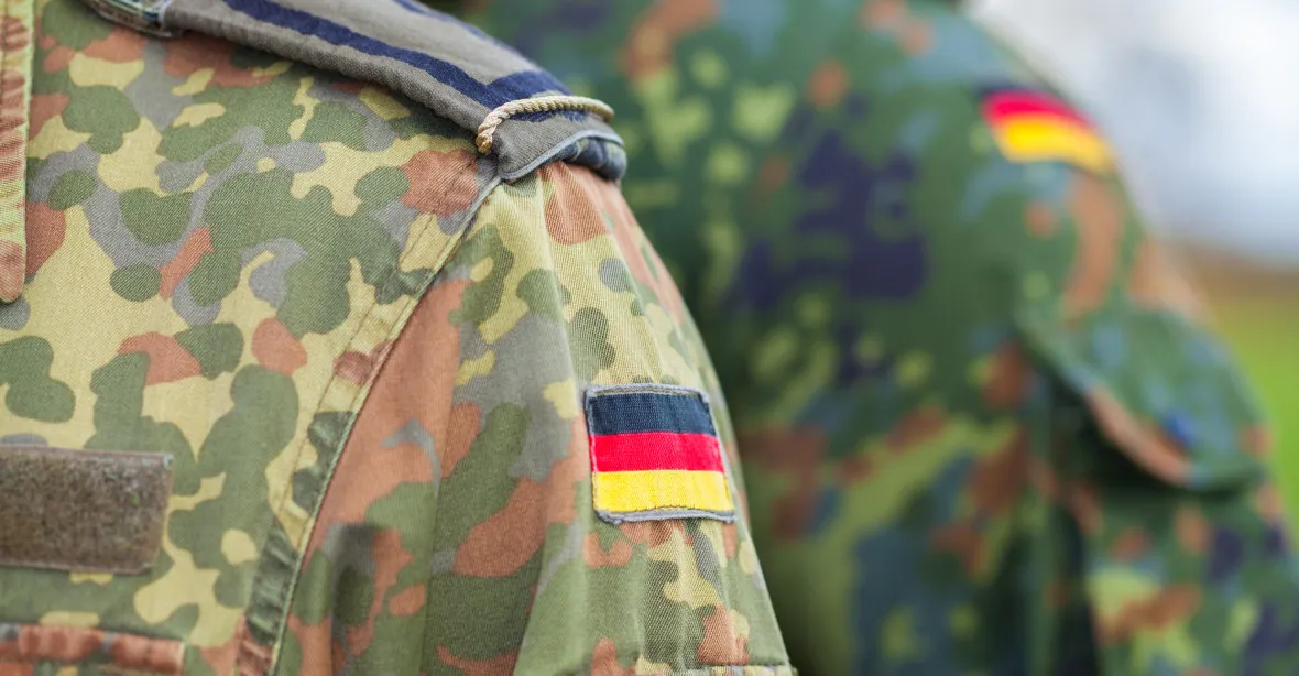 Němečtí vojáci dostali nové oděvy ve velikosti „SS“. Štítky musí nyní odstranit
