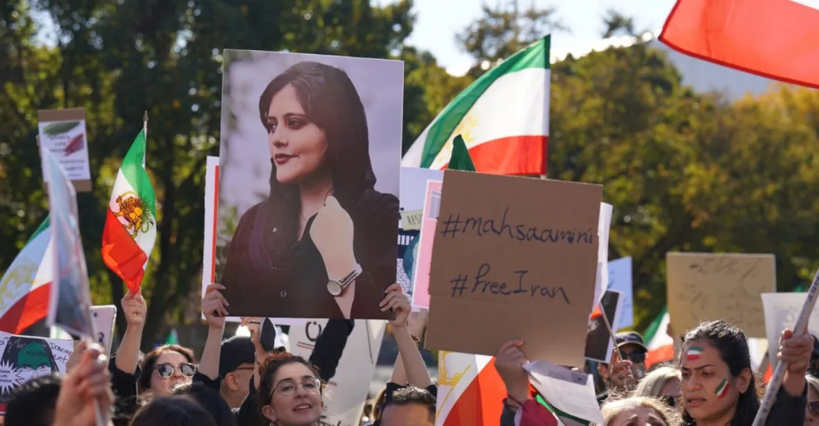 Policie, gardy, televize. EU rozšiřuje sankce za potlačování protestů v Íránu