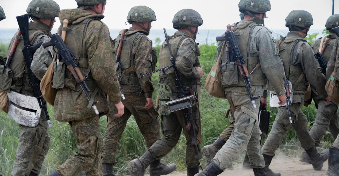Rusko přesune část vojsk na Donbas. Nadále využívá běloruskou pozemní infrastrukturu i vzdušný prostor