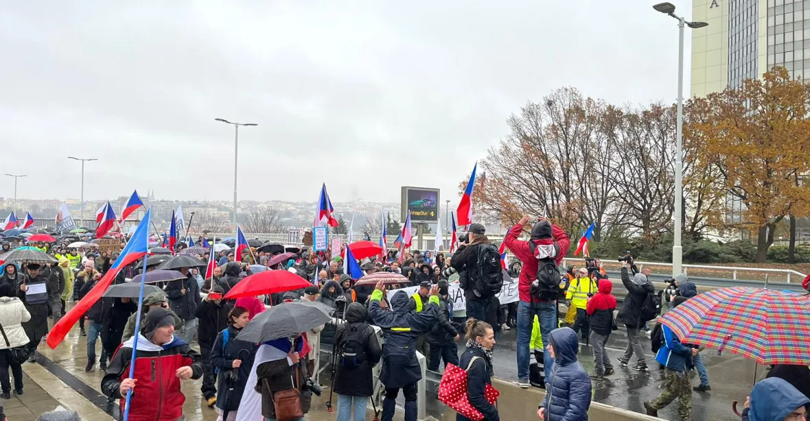 Tisícová protivládní demonstrace před Českou televizí. Protestující chtějí demisi vlády