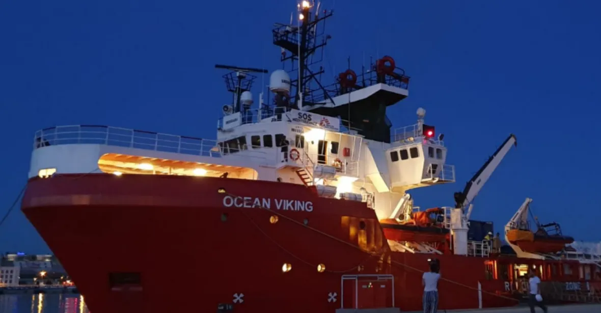 Francouzským úřadům utekli nezletilí migranti pocházející z lodi Ocean Viking