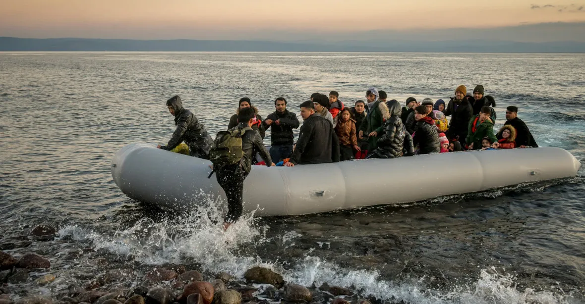 „Pokud jsou problémy, hoďte je přes palubu.“ Migranty pašují i Italové, vydělají 70 tisíc euro za „výlet“