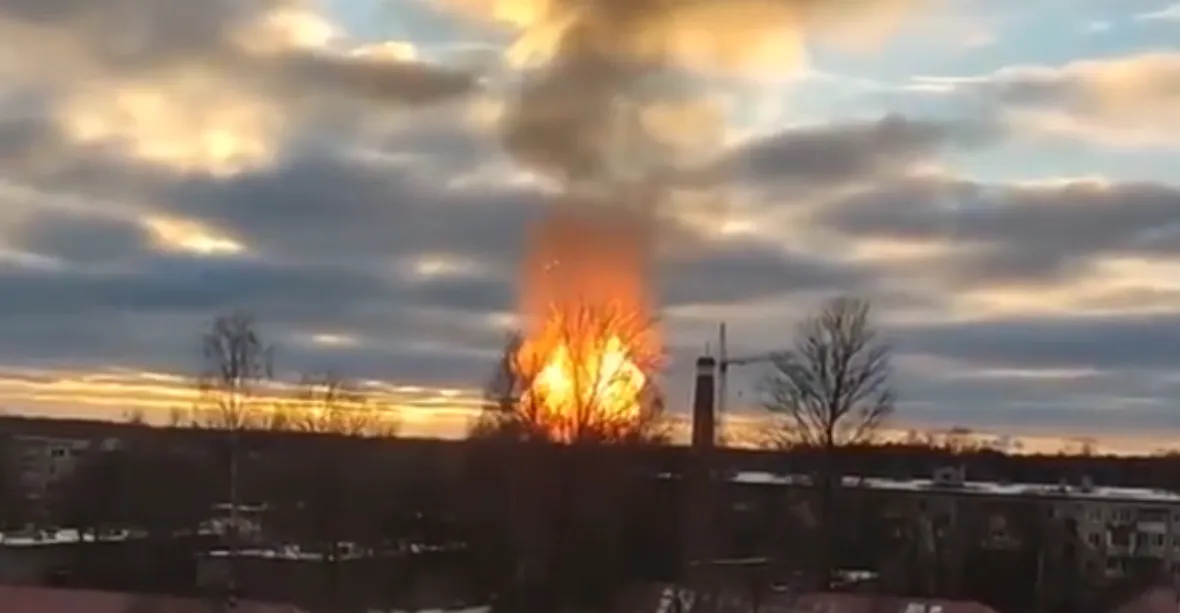 VIDEO: Výbuch a obří požár. U Petrohradu explodoval plynovod