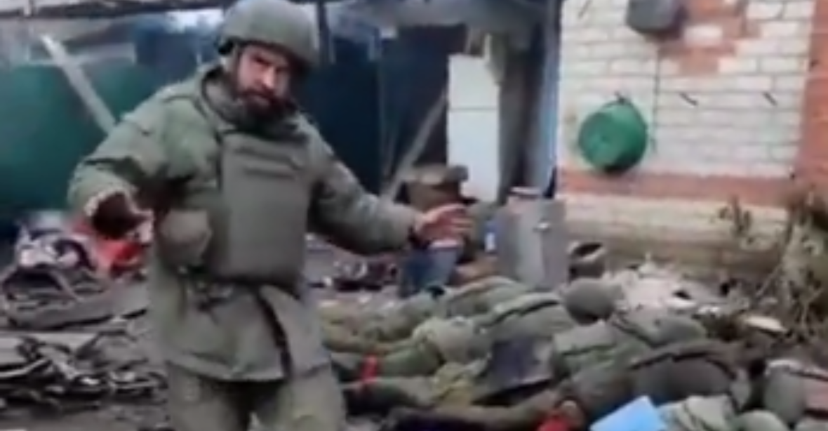 Kyjev vyšetřuje záběry z popravy ruských vojáků