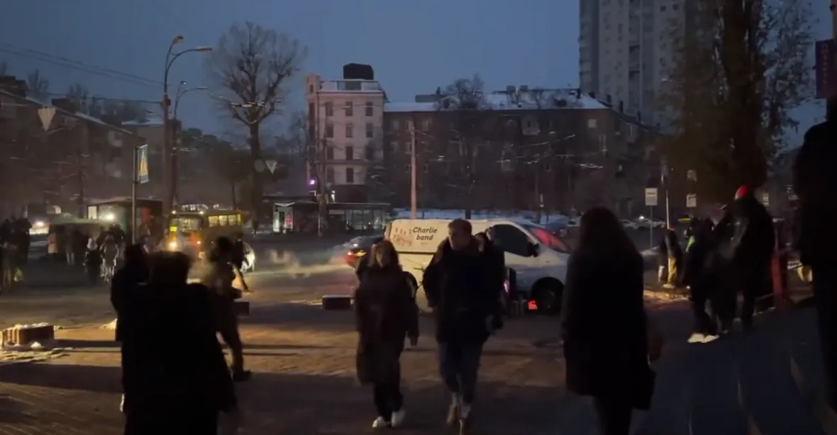V Kyjevě je po bombardování stále 70 procent města bez proudu