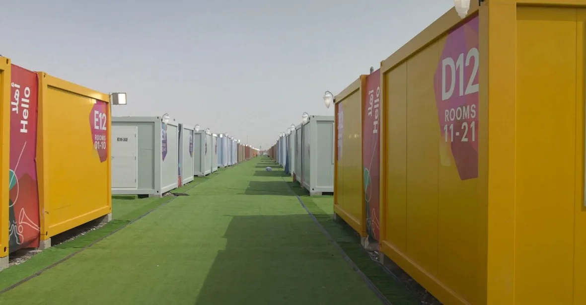 Katar posílá fotbalové fanoušky do lodních kontejnerů za 200 dolarů na noc