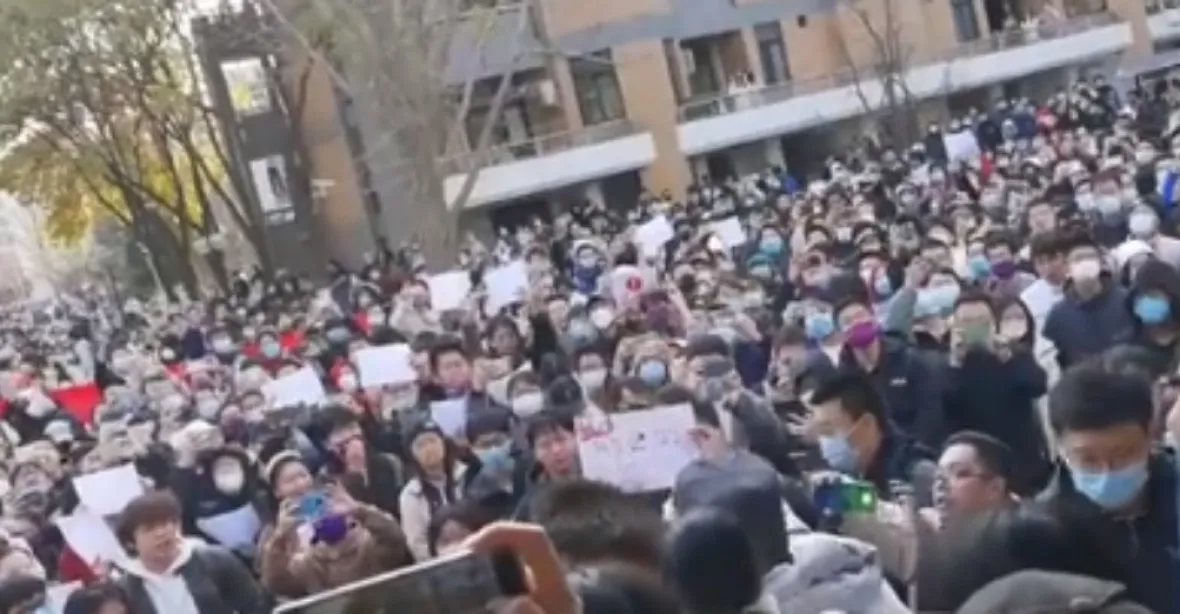 „Si Ťin-pchingu, rezignujte!“ V Šanghaji opět stovky lidí protestovaly proti protikoronavirovým opatřením