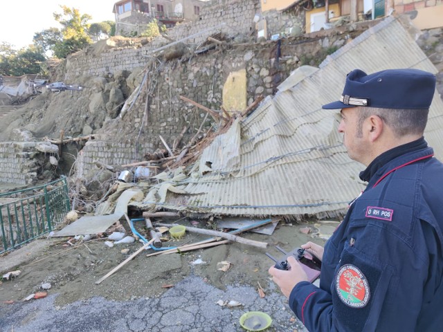Po sesuvu půdy na italském ostrově Ischia je potvrzeno sedm obětí, další se pohřešují