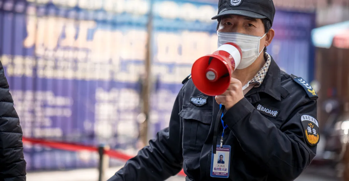 VIDEO: Čínská perzekuce přitvrzuje, policisté v metru lustrují lidem telefony