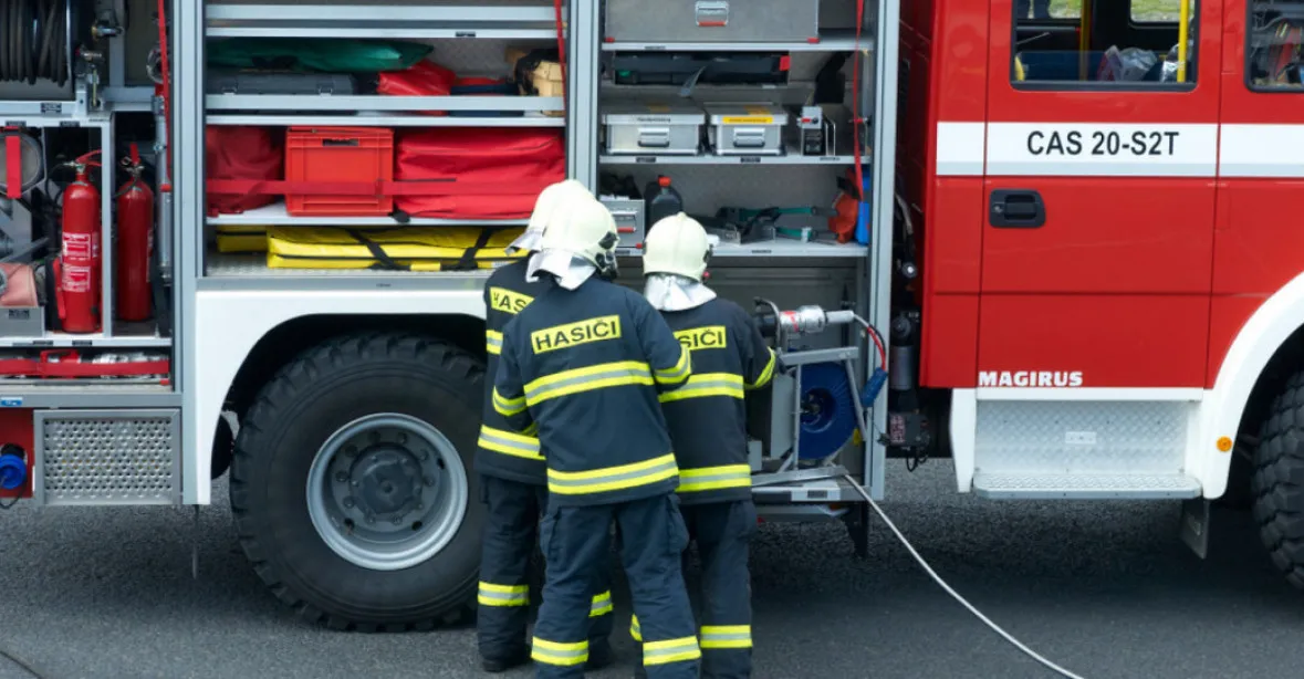Při požáru roubenky na Českolipsku zemřel dobrovolný hasič, zřítil se na něj strop