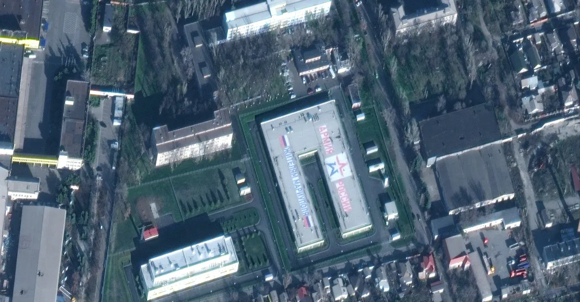 V Mariupolu Rusové rozšiřují pohřebiště a staví novou základnu, ukázal satelit