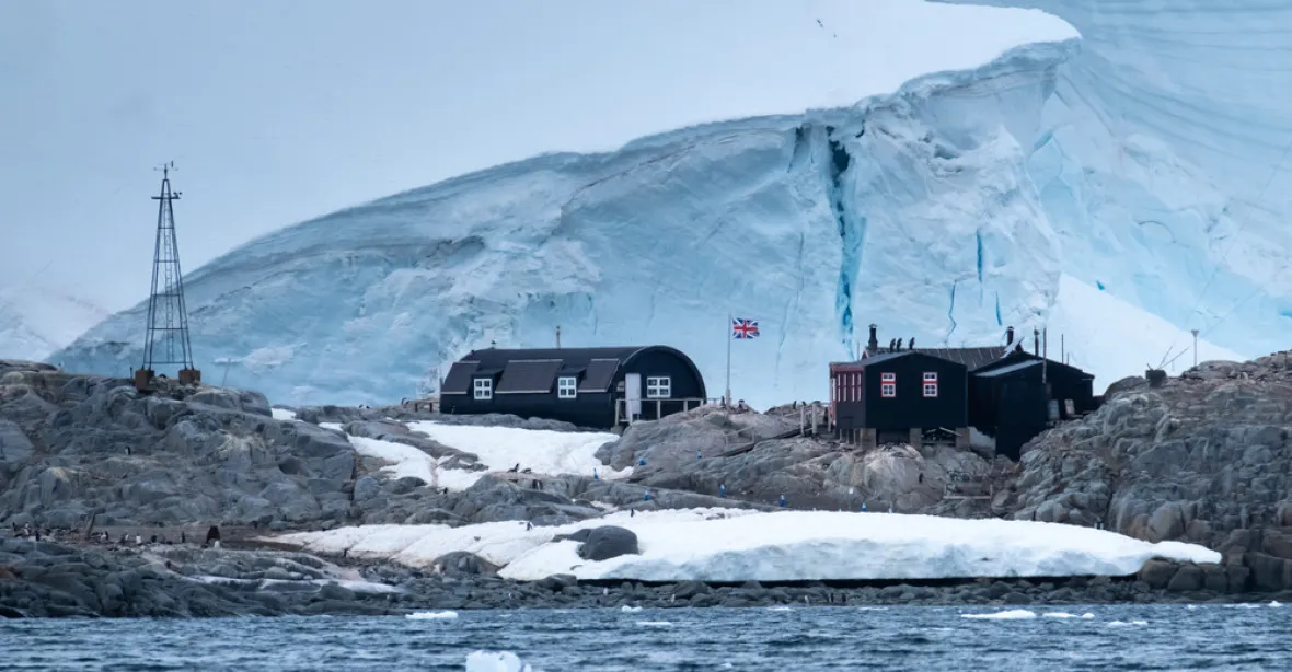 Záchrana na Antarktidě. Ženy zavál sníh, vysvobodili je britští námořníci