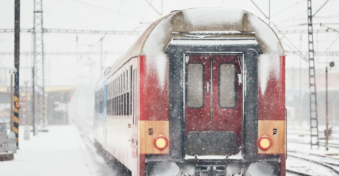Sněžení komplikuje dopravu ve středních Čechách. Na jihu jsou tisíce lidí bez elektřiny
