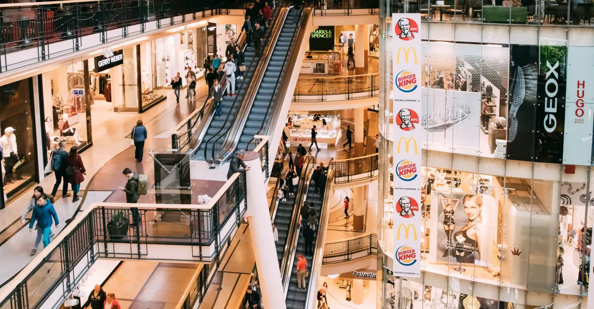 Tržby v maloobchodě v Česku se prudce propadly. Lidé šetří hlavně na oblečení a sportu